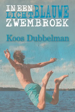 In een lichtblauwe zwembroek